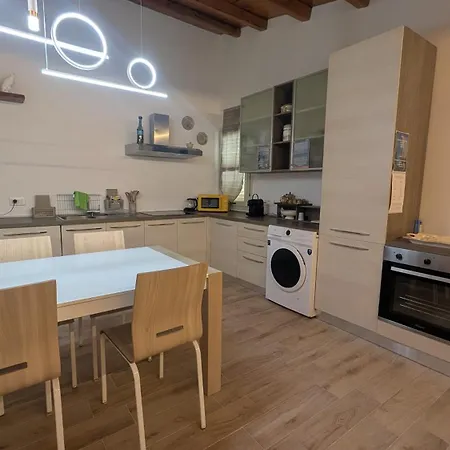 Modern 2-bedroom Flat With Balcony & View 公寓