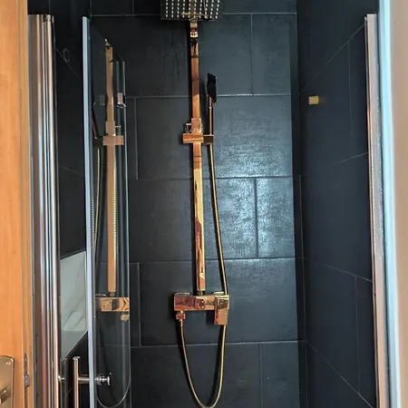 Modern 2-bedroom Flat With Balcony & View 公寓 希克利