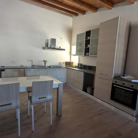 Modern 2-bedroom Flat With Balcony & View 公寓